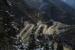 雪覆山间蜿蜒公路美景