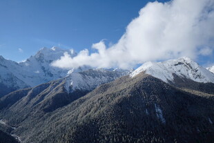 雪山云海壮丽自然景观