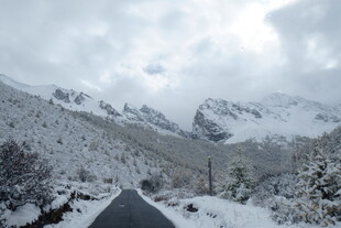 雪覆山路 云雾缭绕的美景