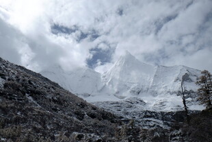 雪山云雾下的壮丽山景