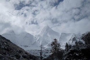 雪山云雾中的壮丽山景