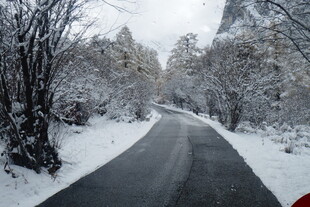冬日雪覆山路美景
