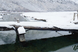 冬日雪覆码头静谧景象
