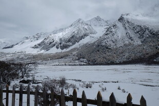 冬日雪山湖畔景致