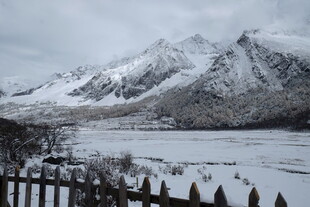 冬日雪山湖畔木栅栏景致