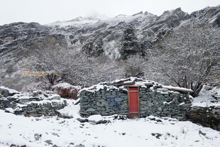 雪山中的红标岩石景观