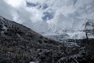 雪山云雾下的壮丽山景
