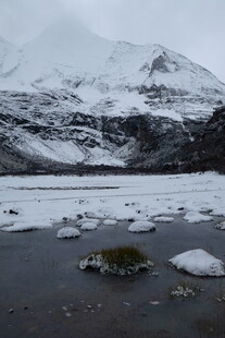 雪山下的冰封水域景观