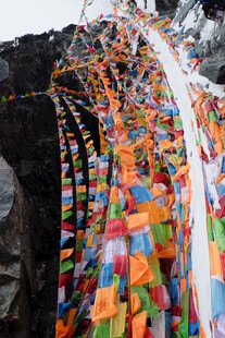 五彩经幡悬挂山间