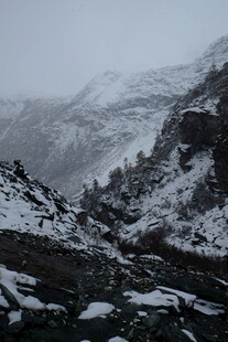 雪山景致 覆雪山峦与岩石