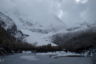 雪山湖泊冬日壮丽景观