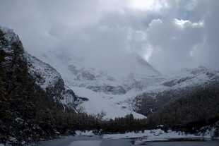 雪山云雾缭绕的壮美景观