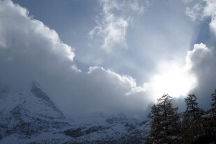 雪山云海间的壮丽景致