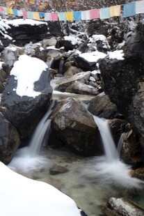 雪山下的潺潺溪流