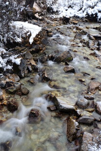 山间溪流覆薄雪的美景