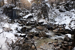 雪覆山间溪流冬日美景