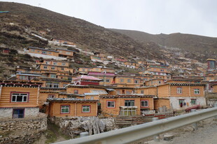 山间藏式村落景观