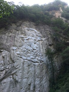 悬崖峭壁上的石刻景观