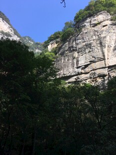 山间峭壁与葱郁植被