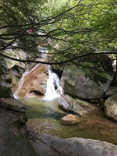 山间溪流瀑布自然美景