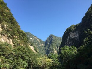 青山翠谷间的秀丽风光