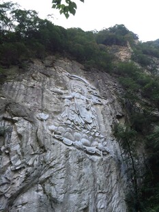 陡峭山崖上的攀岩场景