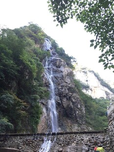 山间飞瀑 绿意环绕之景