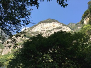 山林间的巍峨山峰