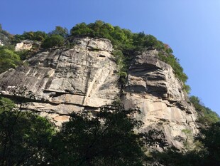 陡峭岩石山峰景观