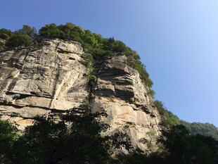 巍峨陡峭的壮丽山石景观