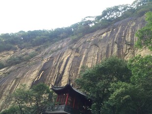 山间古亭伴峭壁