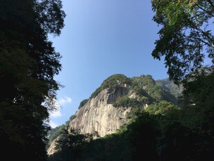 山林间的巍峨峭壁