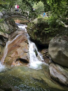 山间溪流瀑布自然美景