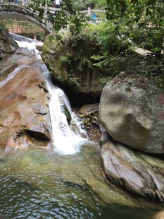山间溪流瀑布自然美景