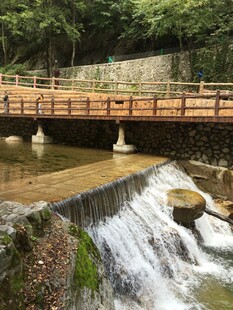 山间木桥伴潺潺流水