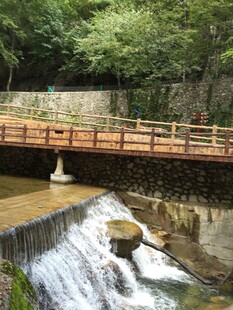 山间木桥跨流水景观