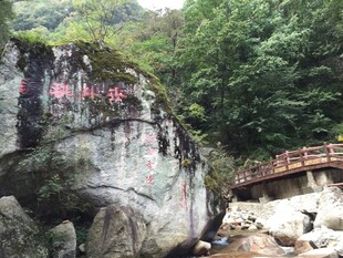 山间巨石旁的木质栈道