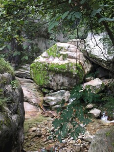 山林间的自然岩石景观