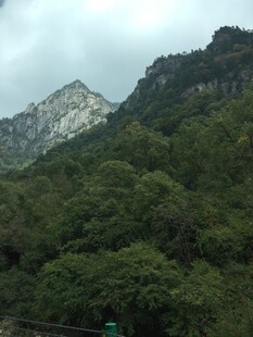 青山翠谷间的秀丽山景