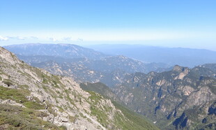 山巅远眺壮丽山峦景色