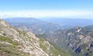 山巅远眺壮阔山脉风光