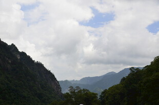 山峦云雾间的自然美景