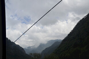 山间缆车线 云雾绕青山