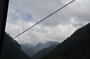 山间缆车线 云雾绕山峦