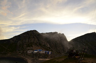 山间暮色中的村落景象