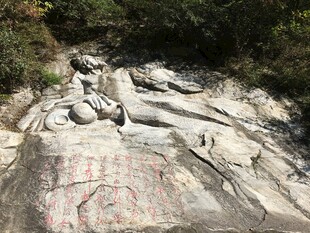 山间岩石上的奇特雕刻