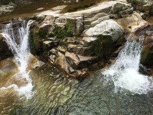 山间溪流瀑布自然美景
