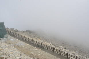 雾中围栏 山间朦胧景致