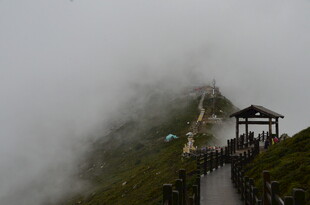 云雾缭绕中的山间观景亭