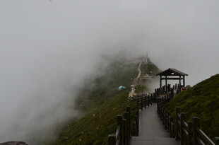 云雾中的山间栈道美景